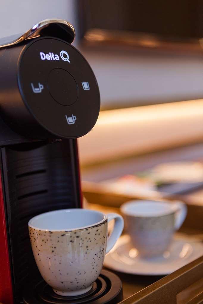 Wine & Books Lisboa Hotel Værelse billede A single serve coffee machine
