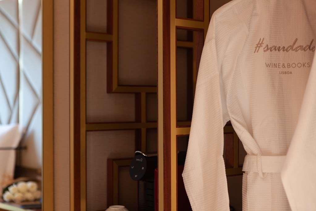 Wine & Books Lisboa Hotel Værelse billede A bathrobe