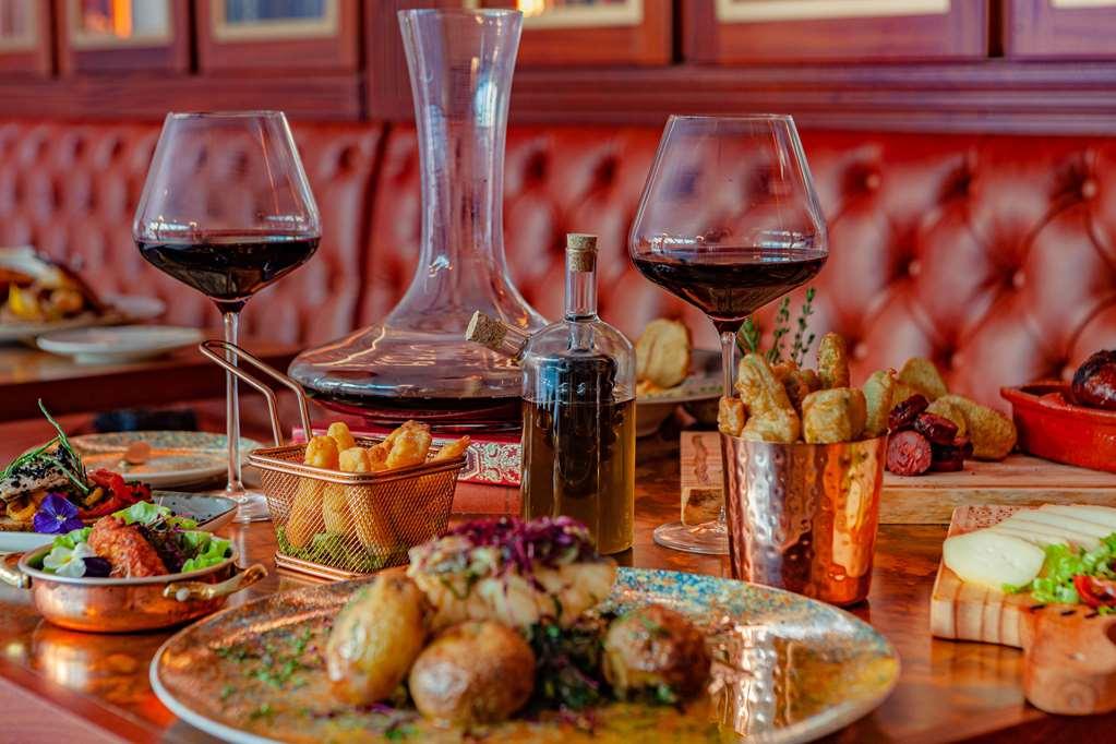 Wine & Books Lisboa Hotel Restaurant billede A wine decanter