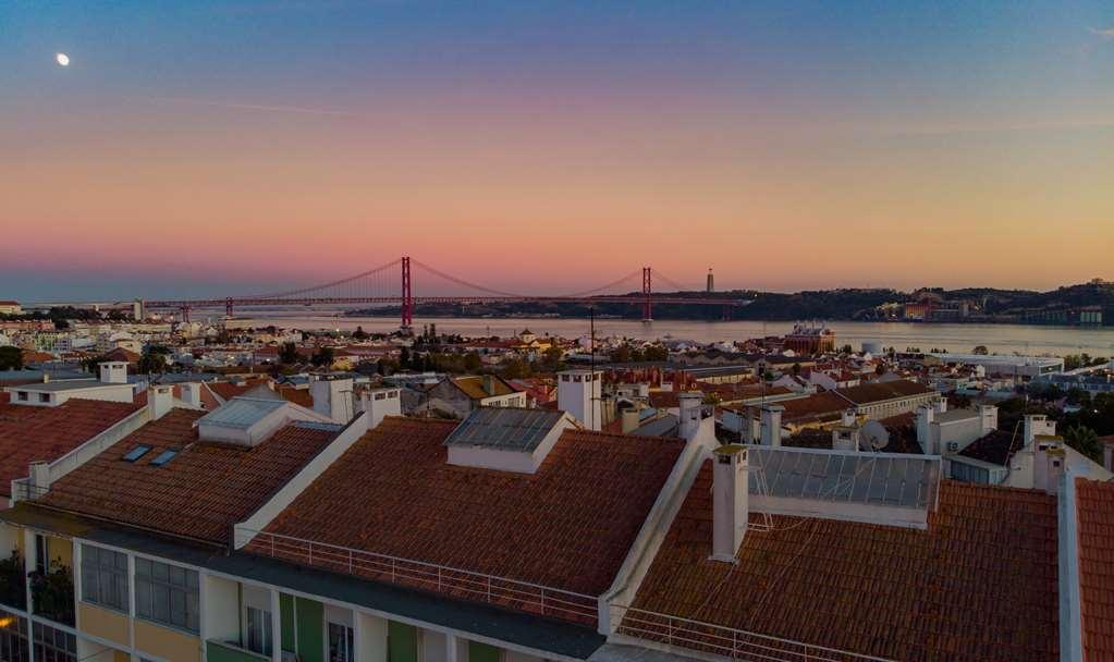 Wine & Books Lisboa Hotel Faciliteter billede View of the roofs of the houses of the parish of Santo Estêvão.