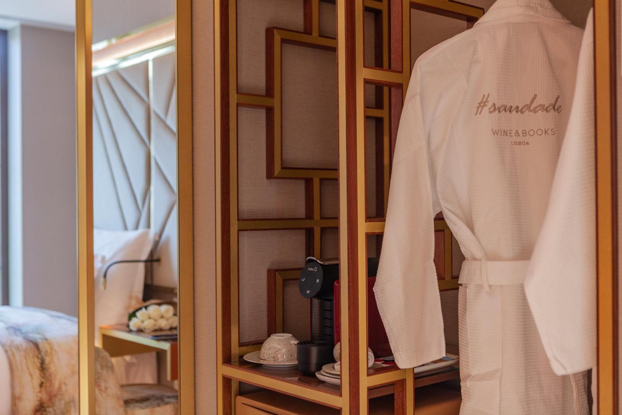 Wine & Books Lisboa Hotel Eksteriør billede A bathrobe