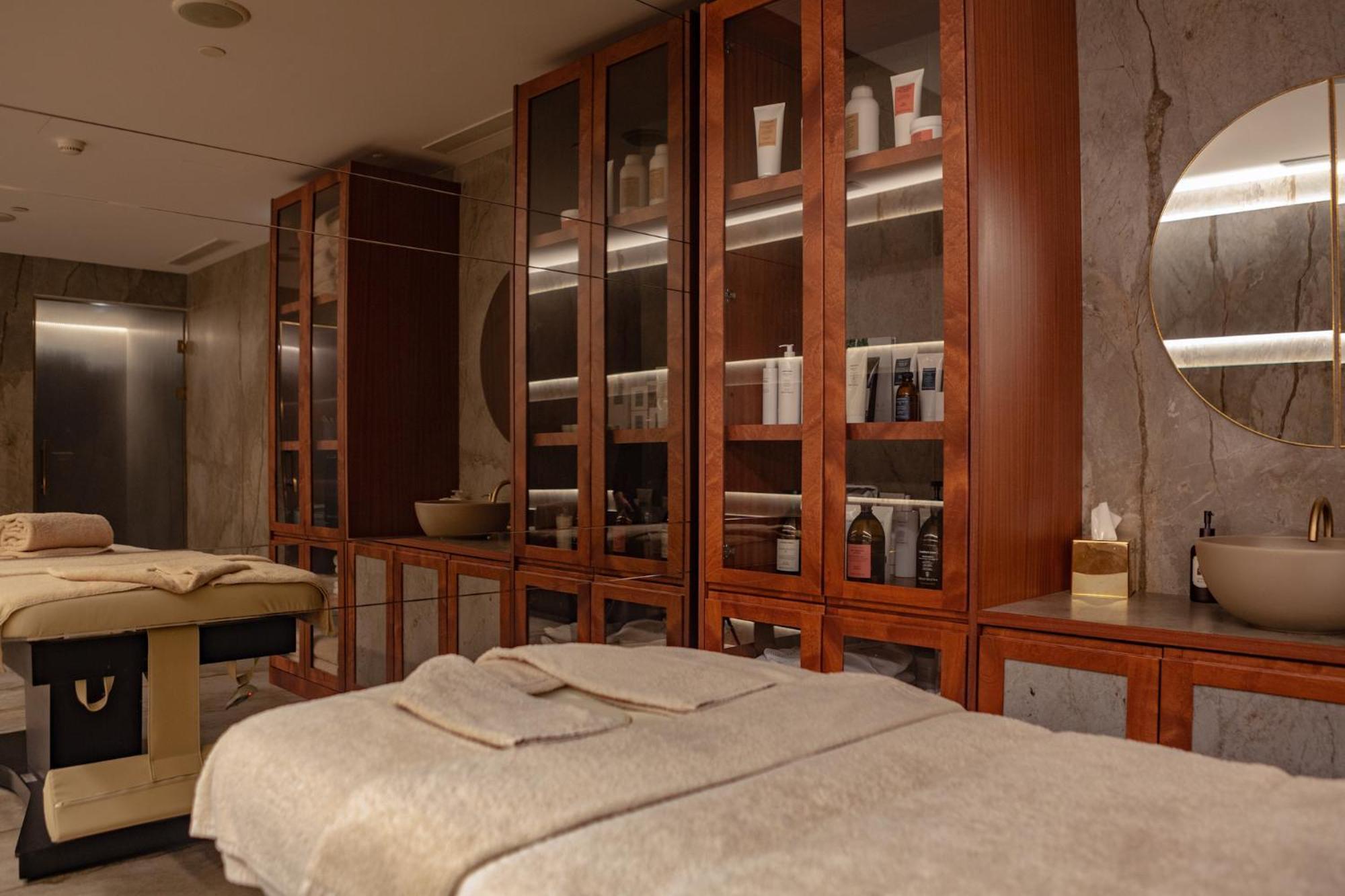 Wine & Books Lisboa Hotel Eksteriør billede Spa at the Four Seasons Hotel, Hong Kong