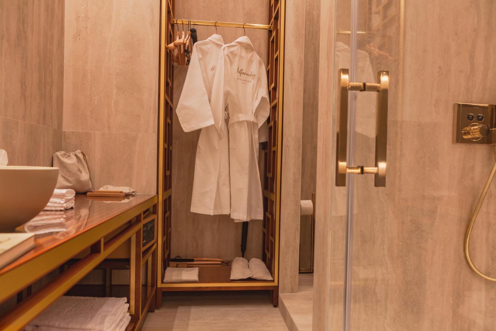 Wine & Books Lisboa Hotel Værelse billede A bathrobe in a hotel bathroom